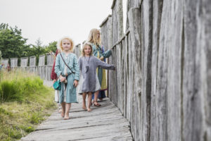 Vikingabarn utforskar Trelleborgen tillsammans.