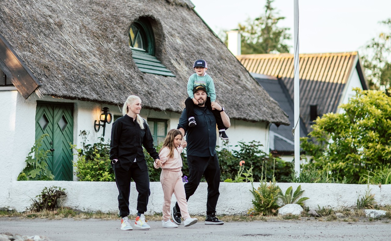 En familj som utforskar den gamla fiskebyn Böste.