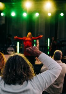 Kvinna som dansar till ett evenemang
