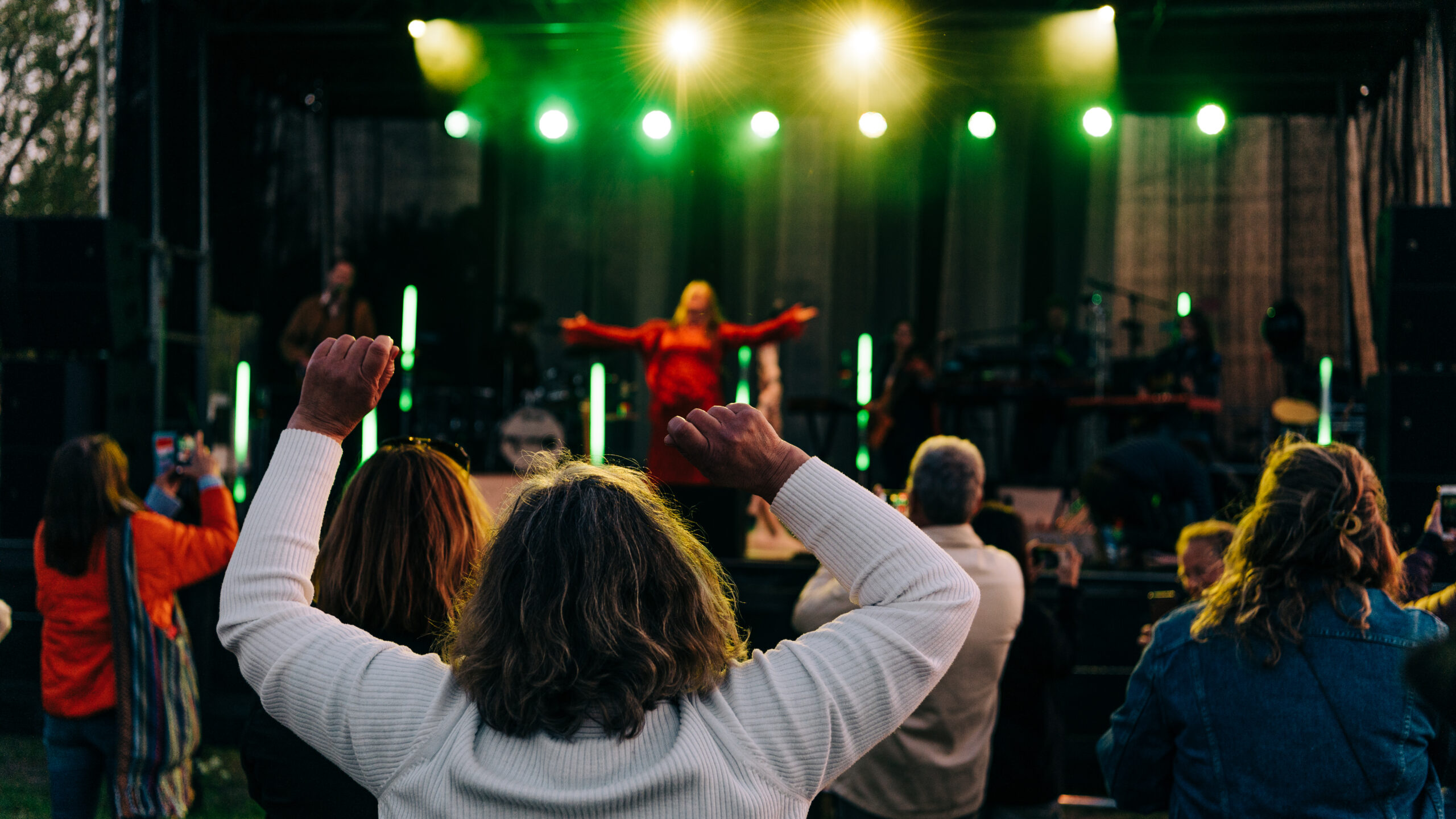 Kvinna som dansar till ett evenemang