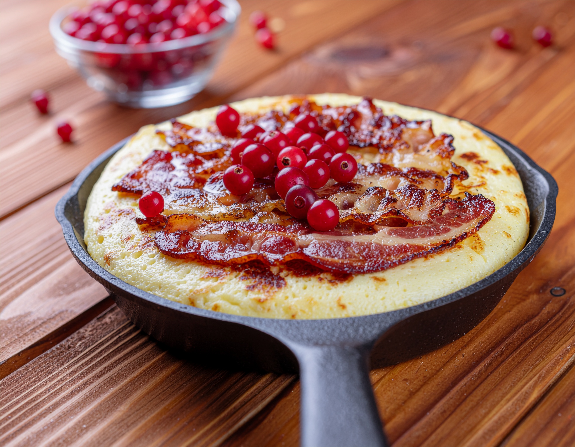 Ingrids äggakaka serverad med fläsk och lingon