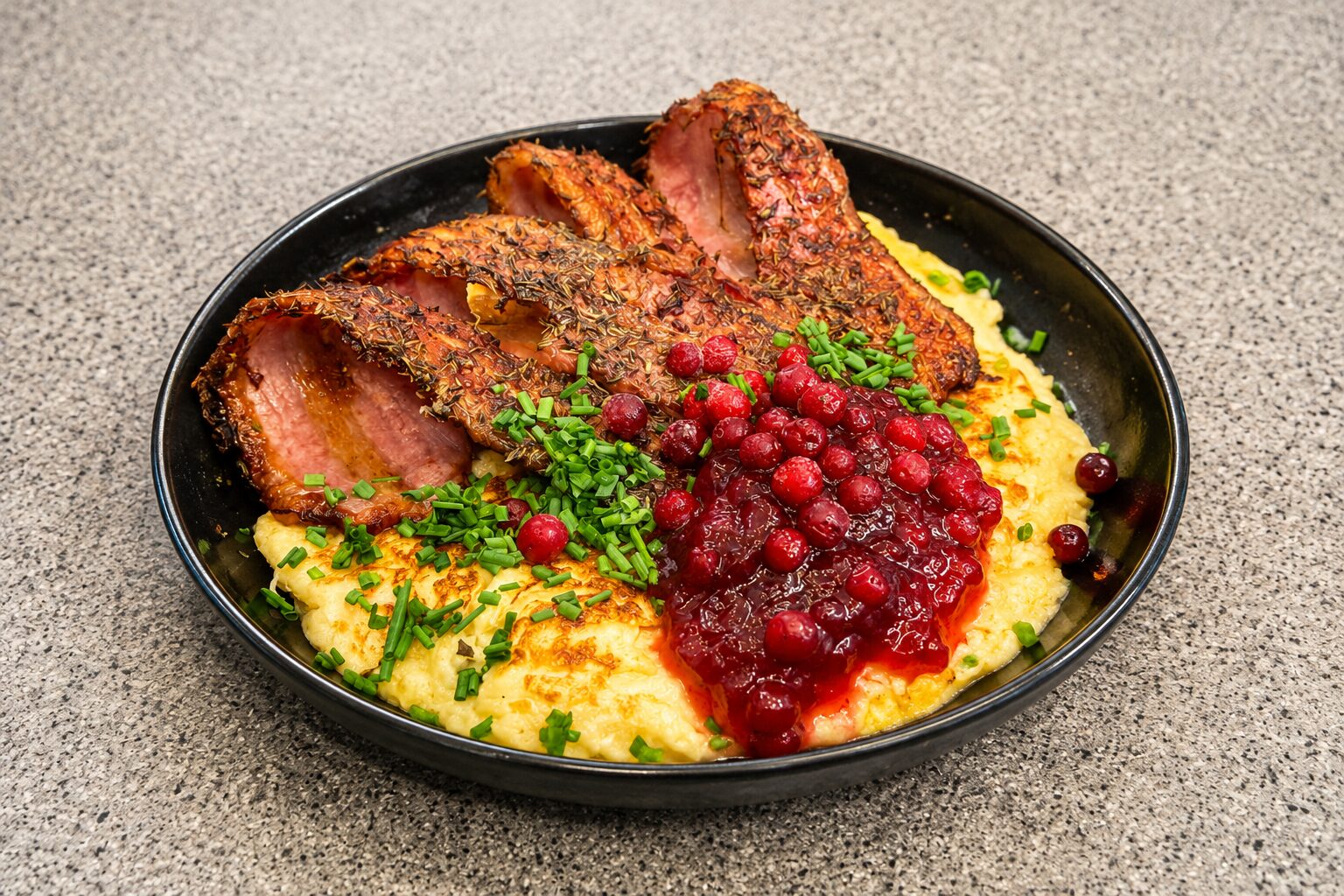 Äggakaka från Anitas Gästis i Anderslöv, serveras med timjanstekt fläsk och lingon
