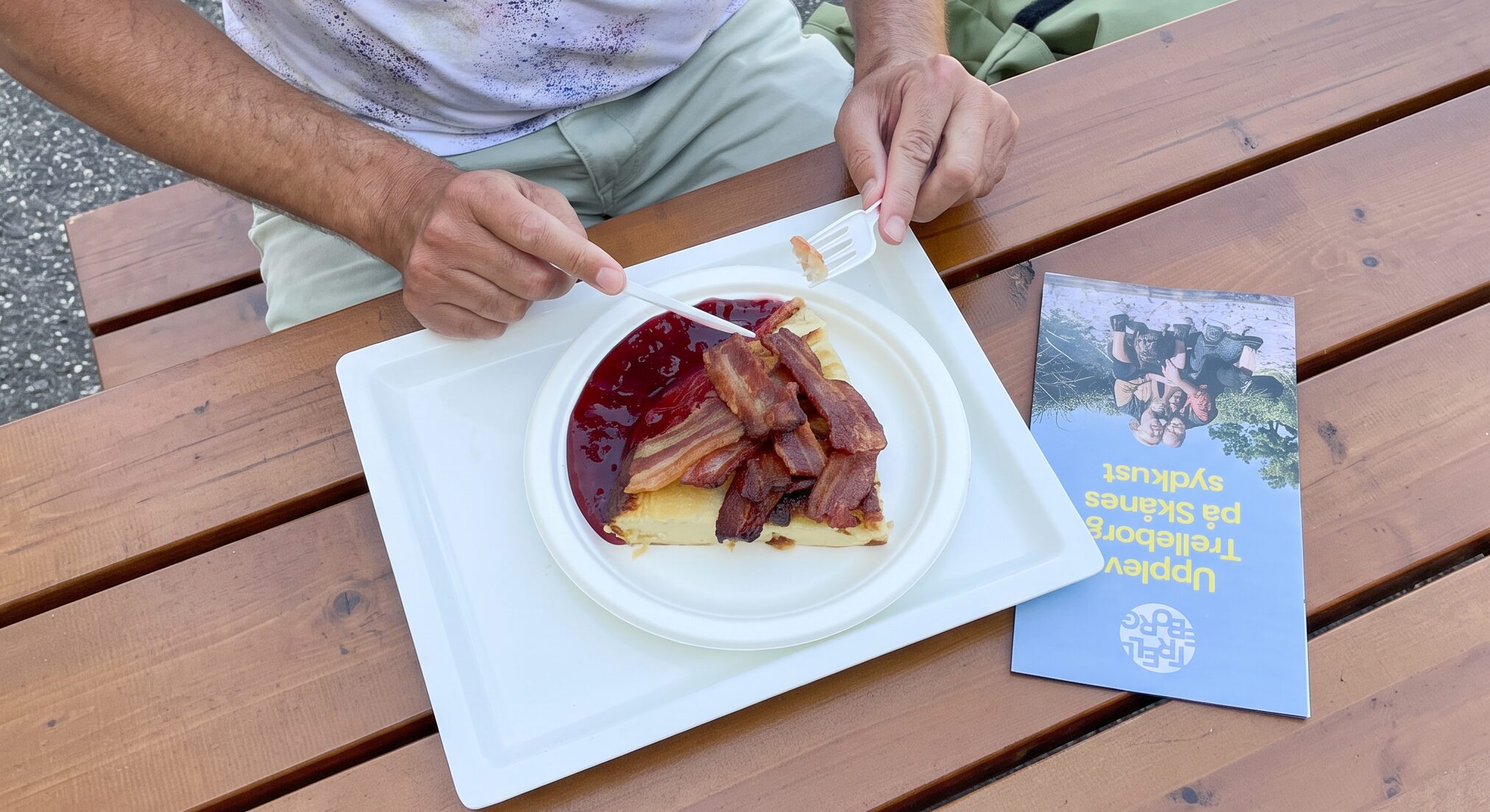 Äggakaka på äggakakeboden i Smygehuk. Serverad med lingon och stekt fläsk. Man skär i Äggakakan
